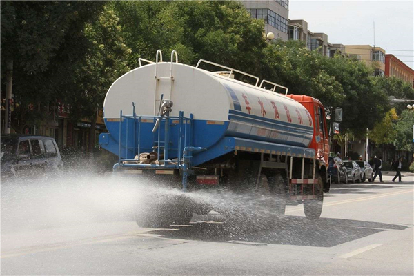 連續(xù)陰雨天氣，空氣濕潤路面潮濕，但為什么灑水車仍舊還要上路作業(yè)