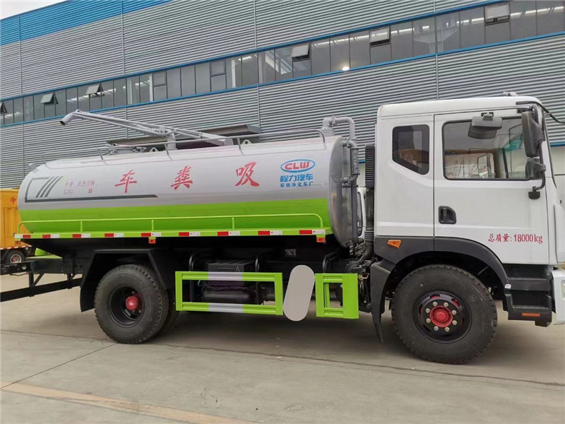 東風D9吸糞車罐體采用機器壓板一次性成型技術(shù)