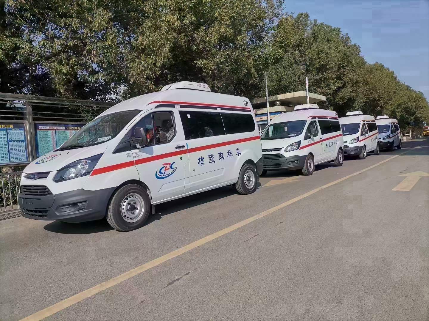 程力醫(yī)療救援車(chē)廠第100臺(tái)福特核酸檢測(cè)車(chē)順利下線