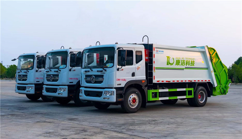 康潔科技采購(gòu)壓縮垃圾車發(fā)往江西推進(jìn)農(nóng)村環(huán)衛(wèi)一體化